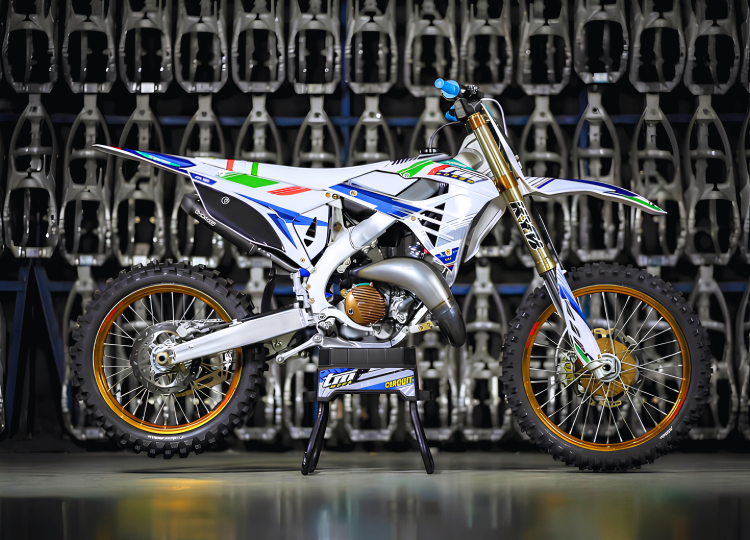 2T 125 FI MX ES MY26 - LIMITED EDITION - Versione TM CORSE Replica Trentino GP White  (Gli optional della moto non sono acquistabili singolarmente)